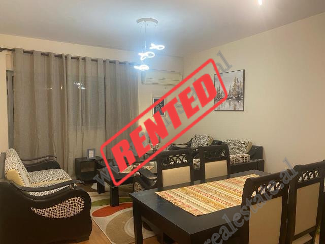 Apartament 1+1 per qira prane Medresese ne Tirane.
Apartamenti pozicionohet ne katin e trete te nje